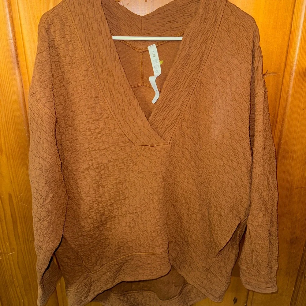 Lululemon rippled V-Neck Top - Picture 2 of 4